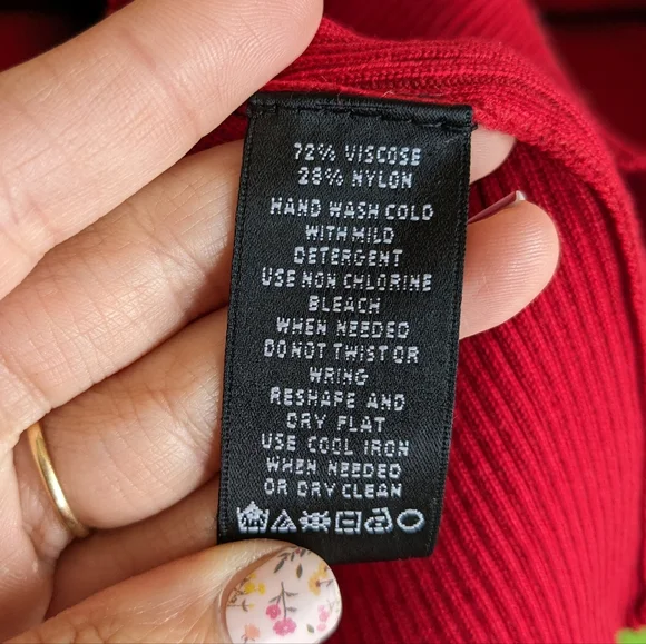 🍷 August Silk Red Turtleneck Ribbed Knit Size M - Picture 8 of 8